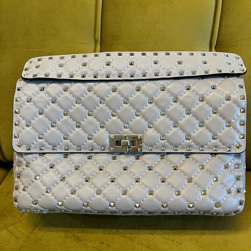 VALENTINO GARAVANI
Rockstud Spike shoulder bag in powder-pink color. Large Size.